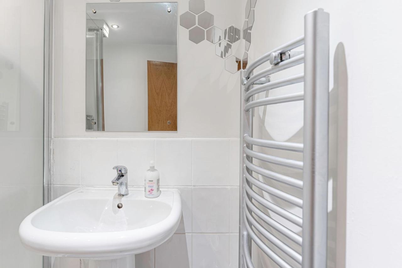 Jkg Property Solutions Presents Cosy City Apartment Coventry Eksteriør billede